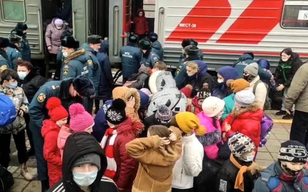 Deze video die op 20 februari is gemaakt en vrijgegeven door het Russische Ministerie van Noodsituaties, toont mensen die zijn geëvacueerd uit de zelfverklaarde Volksrepubliek Donetsk die aankomen op het treinstation in Voronezh. Foto AFP, Russisch Ministerie voor Noodsituaties