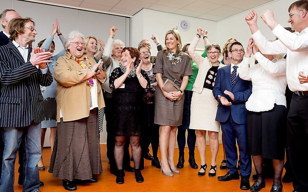 Dorpshuis Ons Genoegen in Nieuwer Ter Aa krijgt een Appeltje van Oranje. Koningin Máxima kondigde de prijs woensdagmiddag aan tijdens haar bezoek aan het dorpshuis. beeld ANP