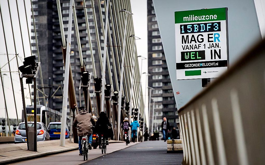 Een digitaal milieuzone bord op de Erasmusbrug in Rotterdam. beeld ANP