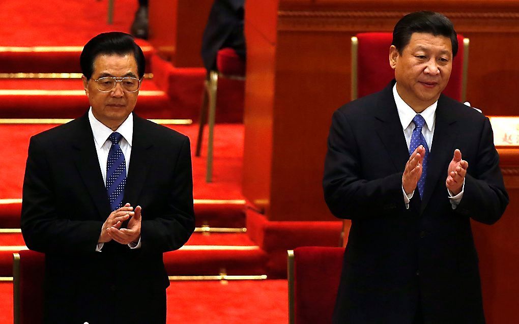 Xi Jinping (r.) met zijn voorganger Hu Jintao. Foto EPA