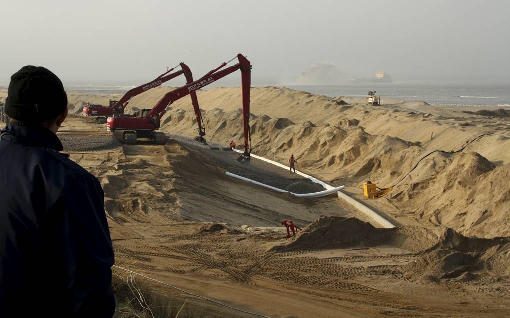 KATWIJK AAN ZEE. In Katwijk is momenteel een grootscheepse kustversterkingsoperatie aan de gang. Na SGP-vragen ging het college overleggen met het Rijk en het hoogheemraadschap om het zondagswerk zo veel mogelijk te beperken. beeld Arie van Dijk