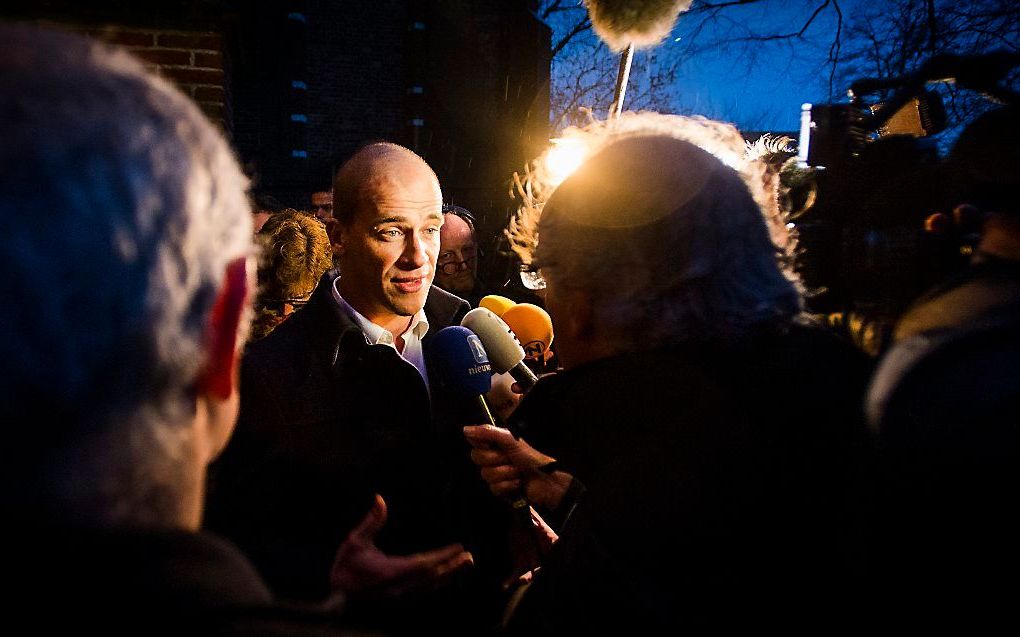 PvdA-leider Diederik Samsom staat de pers te woord tijdens zijn bezoek aan Middelstum, in het Groningse aardbevingsgebied. Foto ANP