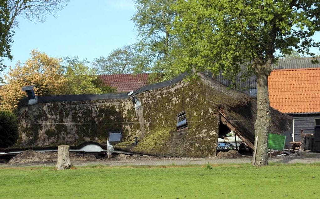 Het ingestorte karkas van de boerderij. beeld Persbureau Wever, Harm Mussche