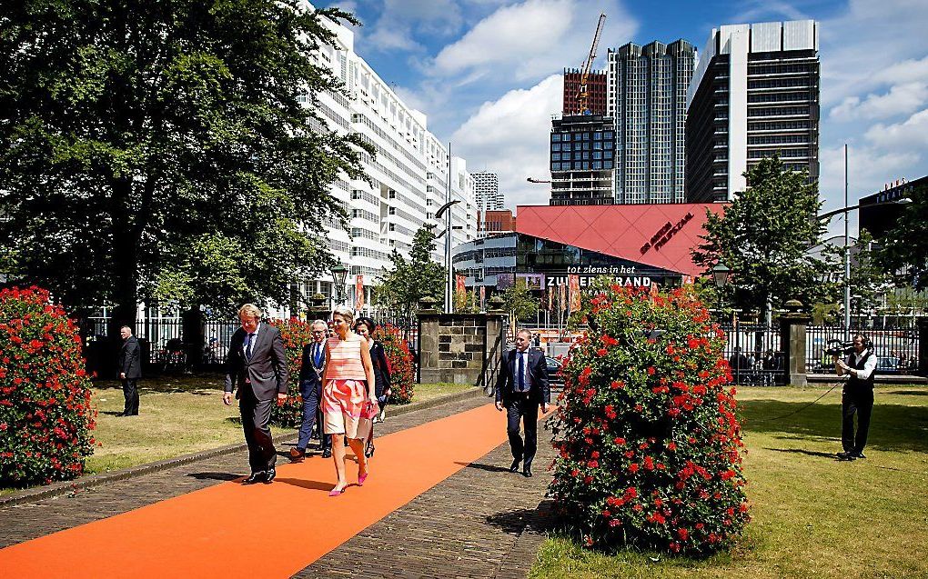 Koningin Maxima arriveert bij de Nieuwe Kerk voor de uitreiking van de Familiebedrijven Award.  beeld ANP