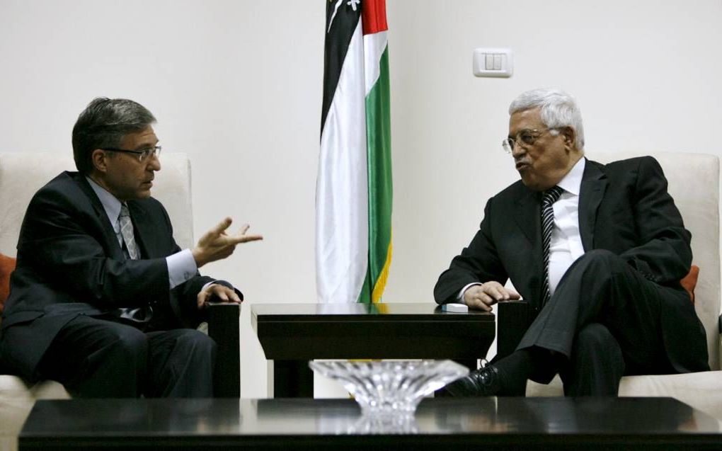 Yossi Beilin zegt dat er geen Israëliër is die zo'n goede band met Mahmud Abbas (r.) heeft als hij. beeld Reuters