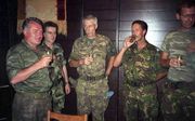 Overste Karremans (m.) drinkt een borrel met de Servische generaal Mladic (l.) in juli 1995. De beelden daarvan veroorzaakten veel ophef.  Later zei hij dat zijn onhandige optreden werd veroorzaakt doordat hij zich totaal overvallen voelde door de situati