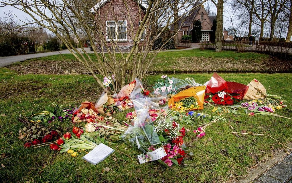 Complotdenkers legden afgelopen weken bloemen op en bij een begraafplaats in Bodegraven. Ze denken dat mensen daar zijn vermoord door een satanistisch pedonetwerk.  beeld ANP, Robin Utrecht
