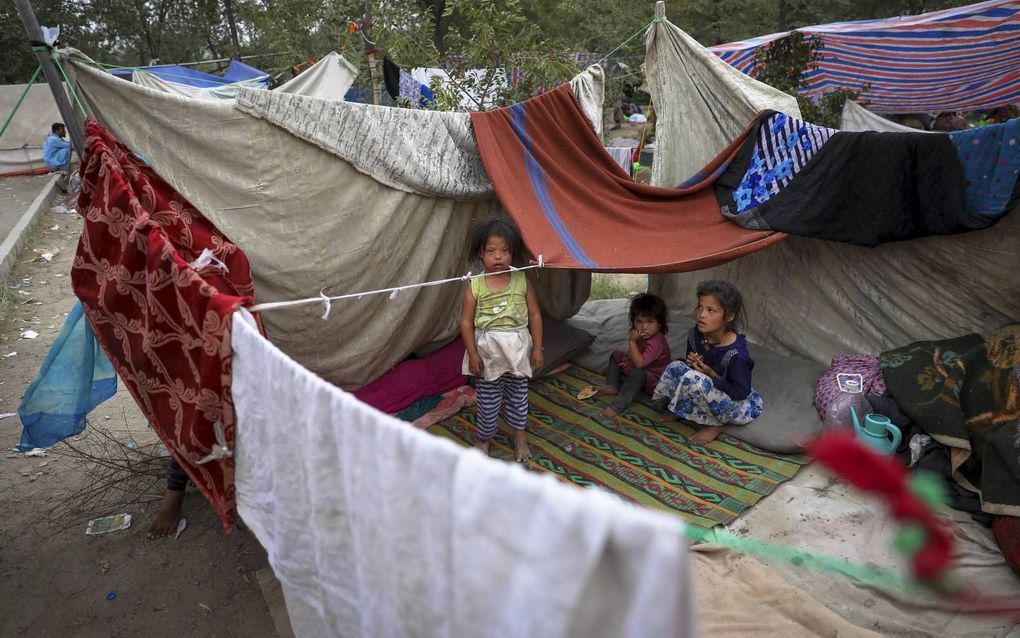 Afghaanse vluchtelingen in een park in Kabul. Christenen in het land houden zich schuil of vluchten uit angst voor talibanstrijders. beeld EPA, Hedayatullah Amid
