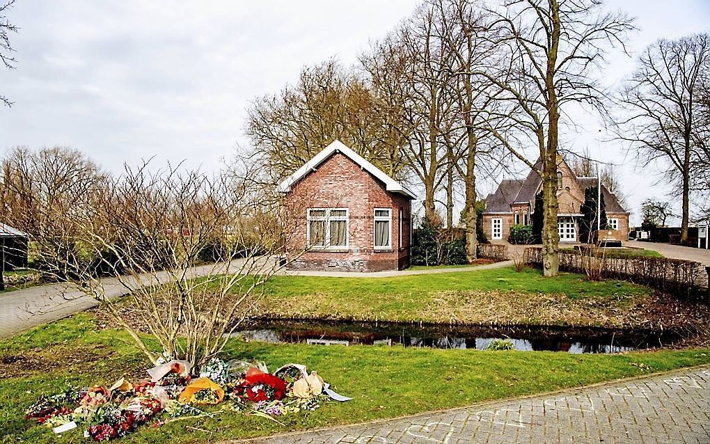 Tientallen personen voerden begin dit jaar actie op de begraafplaats Vredehof in het Zuid-Hollandse Bodegraven. Ze plaatsten bloemen en actiebordjes op graven waarvan zij denken dat de overledenen zijn „vermoord door een satanistisch pedonetwerk”. beeld ANP, Robin Utrecht