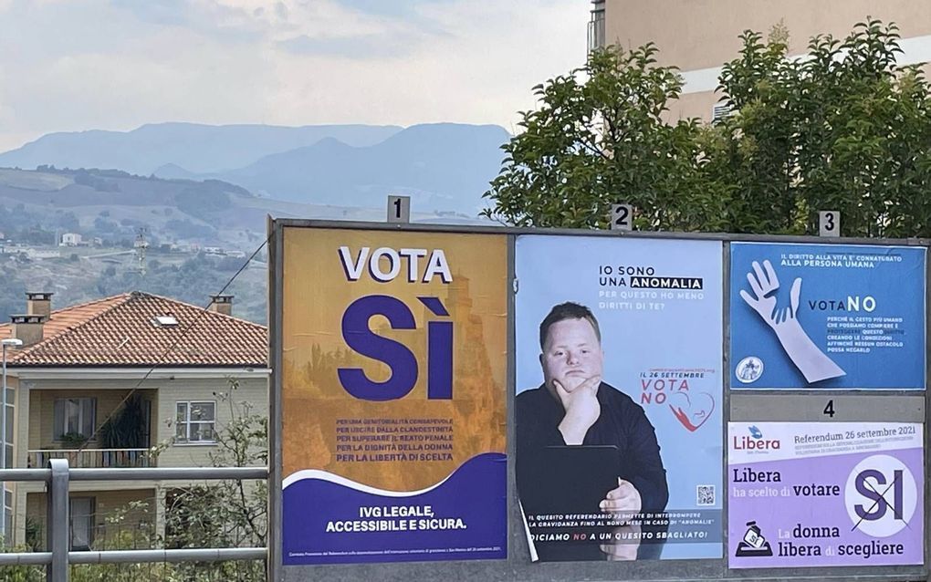 Campagneborden van voor- en tegenstanders van abortus in de aanloop van een referendum over abortus, zondag in San Marino. beeld AFP, Brigitte Hagemann
