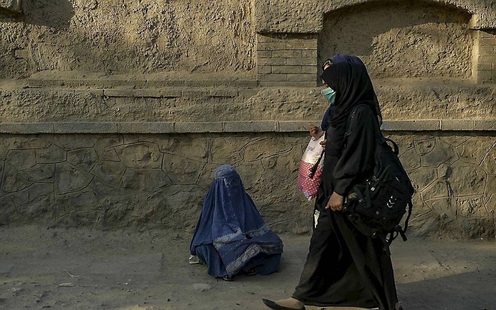 Een Afghaanse vrouw bedelt in Kabul. beeld AFP, Hoshang Hashimi