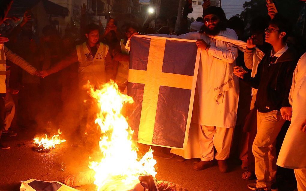 Overal ter wereld braken protesten uit nadat politicus Rasmus Paludan een Koran had verbrand in Zweden. beeld EPA, Shazaib Akber