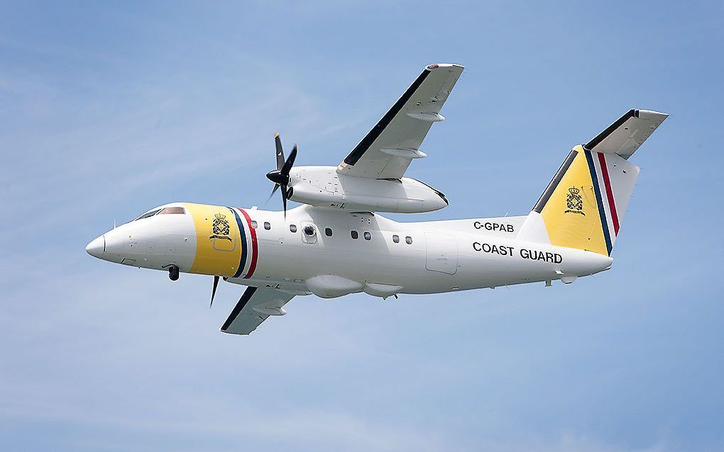 Een Dash 8-patrouillevliegtuig van de Kustwacht in het Caraïbisch gebied in volle vlucht. beeld Defensie