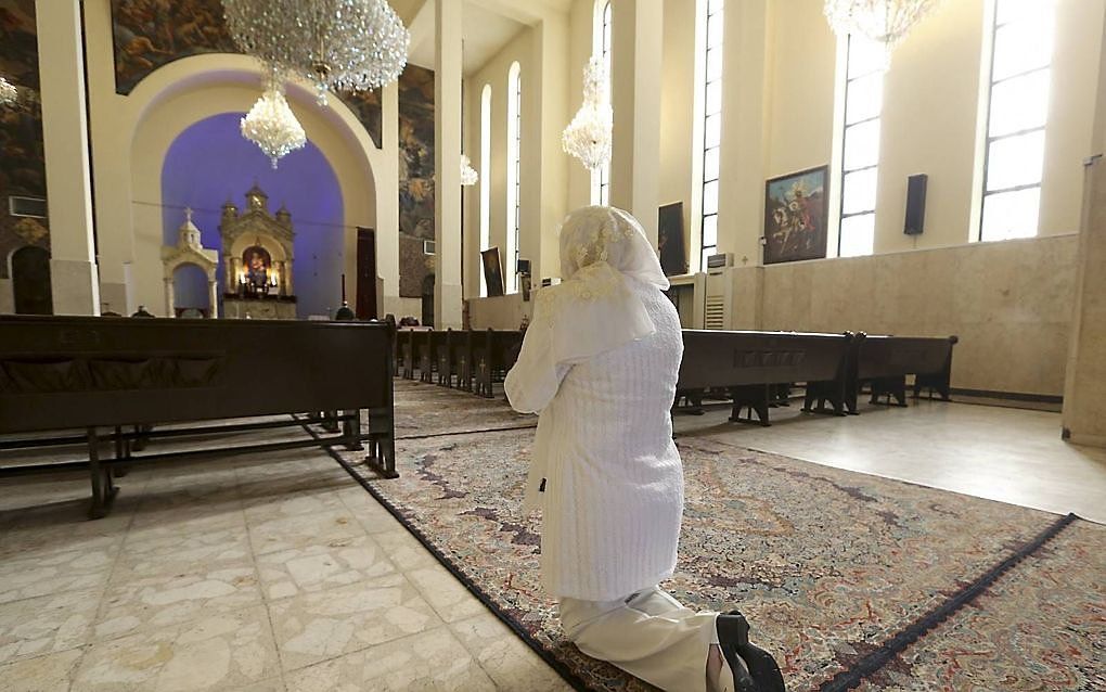 Een Iraanse christen in de Armeense kathedraal in Teheran. beeld AFP, Atta Kenare