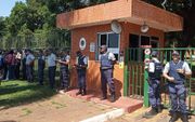 Politiebewaking bij de Venezolaanse ambassade in Brasilia. beeld AFP