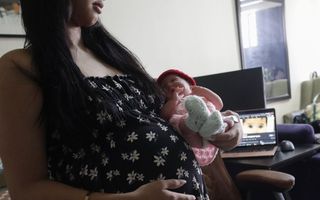 Vrouw met kind op de arm.