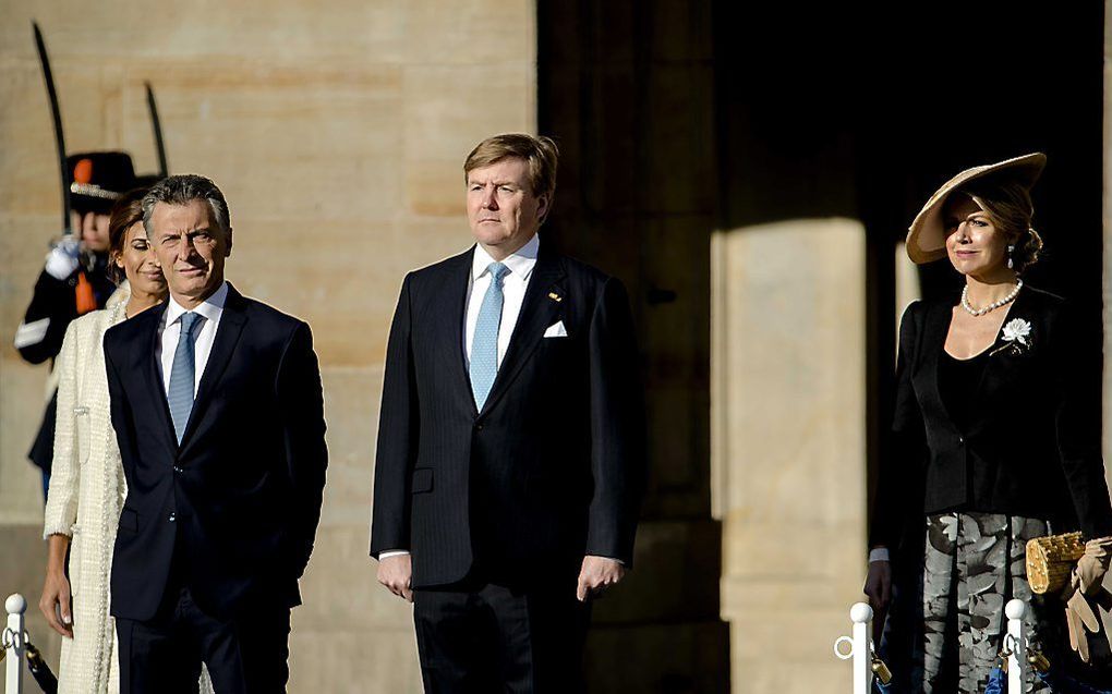 Koning Willem-Alexander en koningin Maxima verwelkomen de Argentijnse president Mauricio Macri en zijn vrouw Juliana Awada op de Dam aan het begin van hun tweedaagse staatsbezoek aan Nederland.  beeld ANP