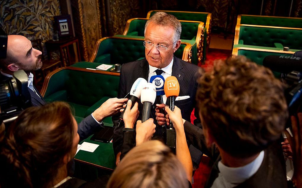 Eerste-Kamerlid Toine Beukering staat de pers te woord na afloop van zijn installatie in de nieuwe Eerste Kamer. beeld ANP