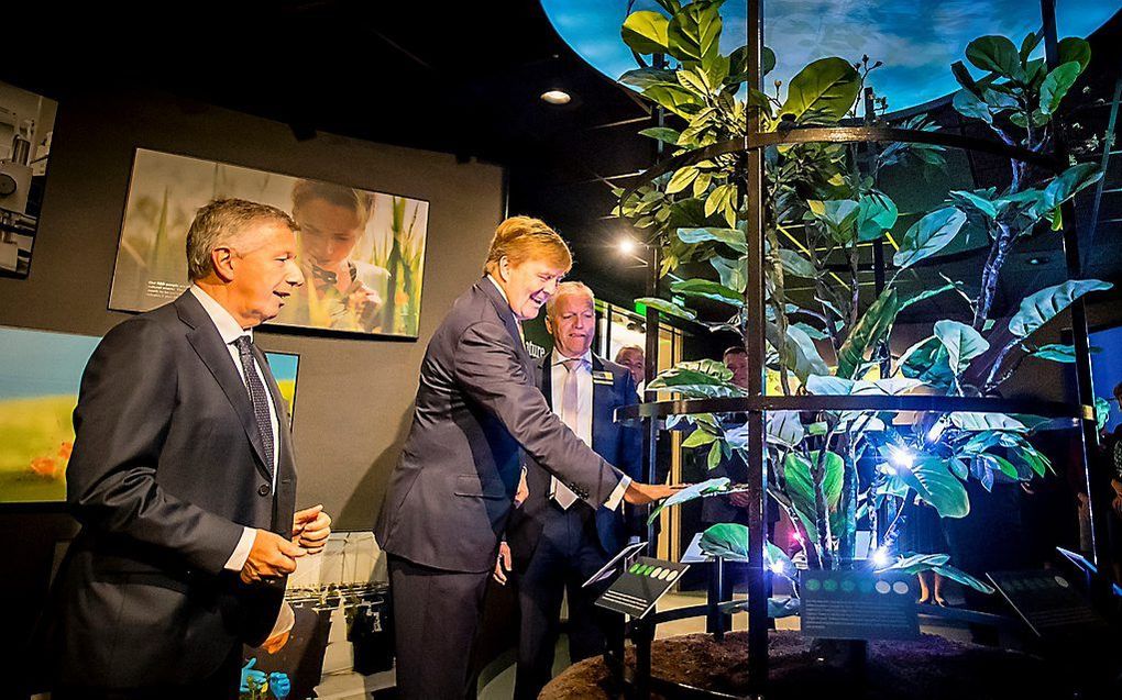 Koning Willem-Alexander opende donderdag het nieuwe informatiecentrum van Koppert Biological Systems. beeld Koppert