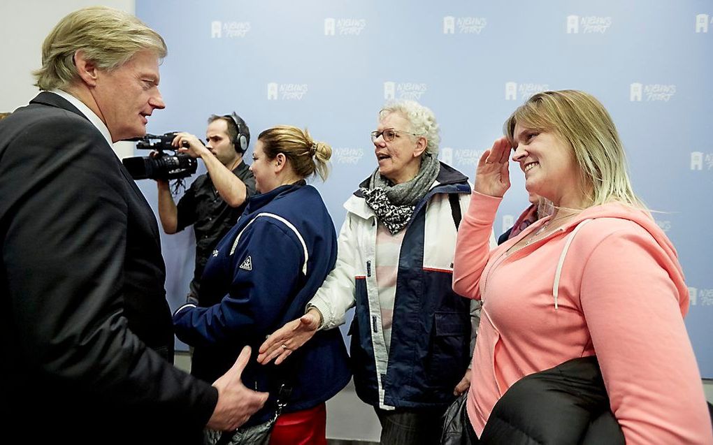 Staatssecretaris Van Rijn in gesprek met thuiszorgmedewerkers. beeld ANP