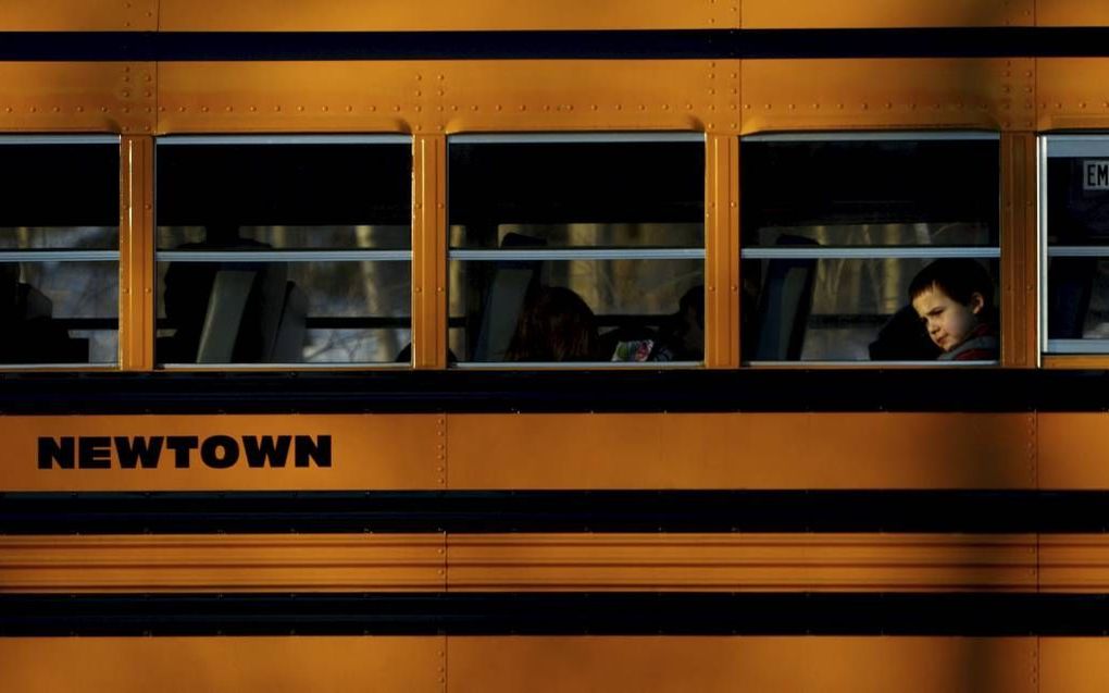 In Newtown zijn gisteren weer de lessen begonnen op de school waar vorige maand twintig kinderen en zes volwassenen werden doodgeschoten. De school is verhuisd naar een ander gebouw, dat in de afgelopen weken door een team van tachtig mensen is opgeknapt.