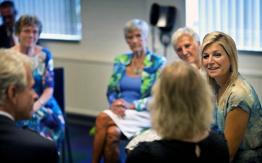 Koningin Maxima spreekt met mantelzorgers tijdens bezoek aan Stichting Manteling. Foto ANP