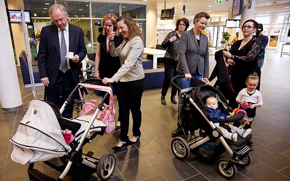 Lesbische stellen kunnen sinds dinsdag allebei juridisch de ouder zijn van het kind van een van hen. Ze hoeven daarvoor alleen het kind te erkennen bij de ambtenaar van de burgerlijke stand. beeld ANP