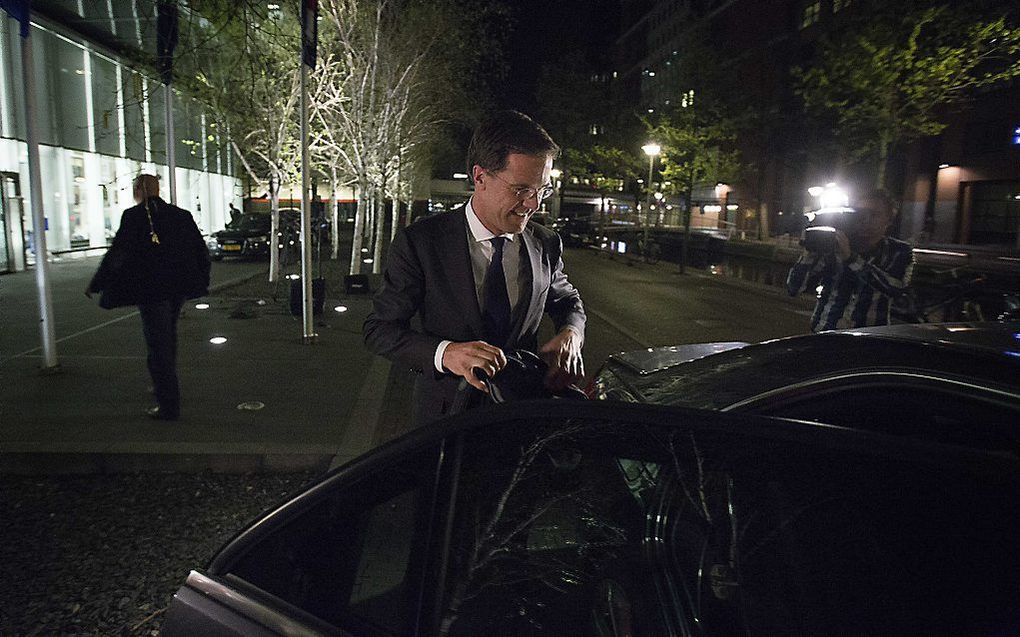 Premier Rutte verlaat het ministerie van Volksgezondheid na afloop van het overleg over de plannen voor de hervormingen in de zorg. Foto ANP