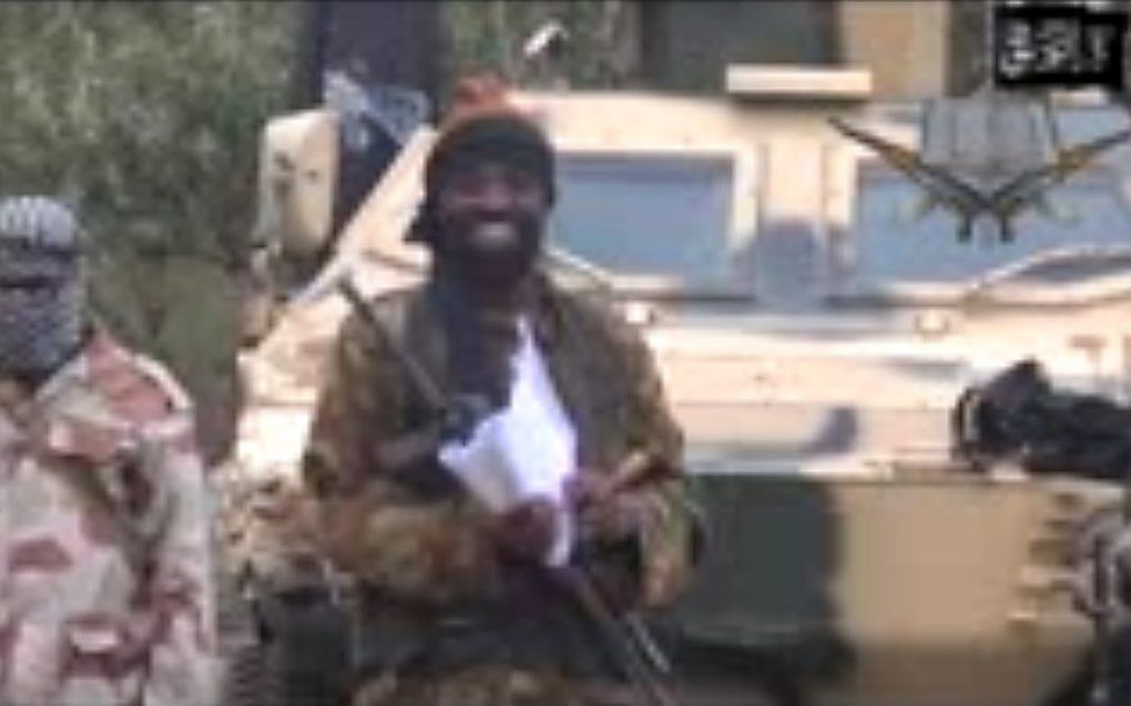 Beeld uit de video waarin Boko Haram-leider Abubakar Shekau dreigt de ontvoerde meisjes te verkopen. Foto AFP