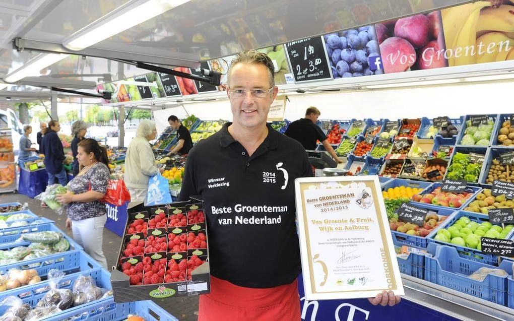 Marktkoopman Nico Vos uit Wijk en Aalburg mag zich een jaar lang de beste groenteman van Nederland noemen. Vrijdag liet hij dat al vol trots weten aan zijn klanten in het kerkdorp Ulvenhout. beeld Erald van der Aa