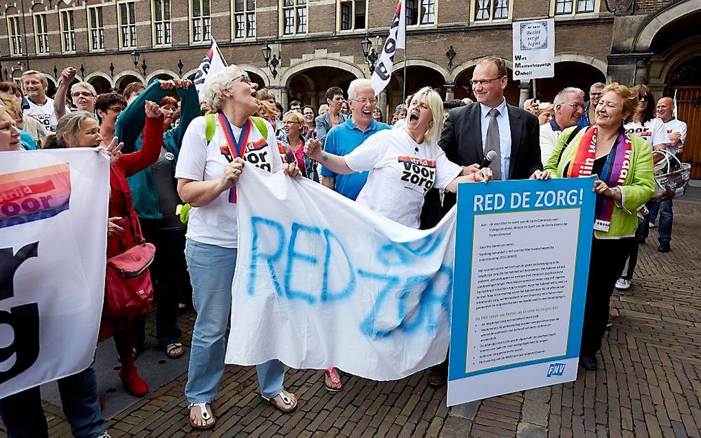 Protesteren op het Binnenhof tegen het besluit de zorgtaken vanuit de Wet maatschappelijke ondersteuning (Wmo) per 1 januari over te hevelen naar gemeenten. beeld ANP