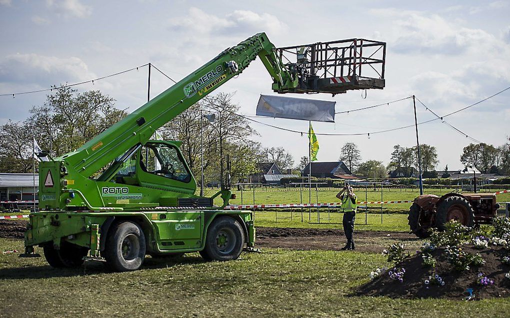 De hoogwerker die is omgevallen in Oosterwolde. beeld ANP