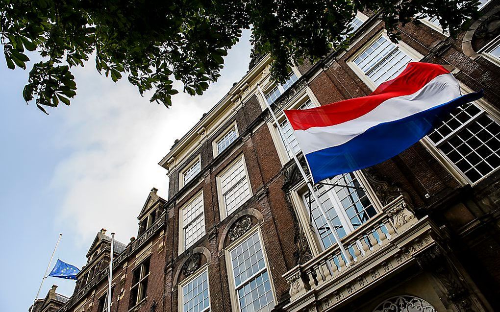 De vlag bij het Kabinet van de Koning hangt halfstok ter nagedachtenis aan de slachtoffers van vlucht MH17. Het is een jaar geleden dat 298 mensen de dood vonden toen hun vliegtuig van Malaysia Airlines boven Oekraïne uit de lucht werd geschoten. beeld AN