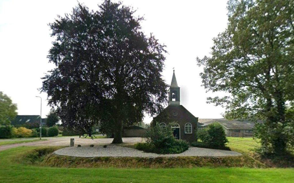 Buitenkant hervormde kerk te Een. Klein kerkgebouwtje met torentje.