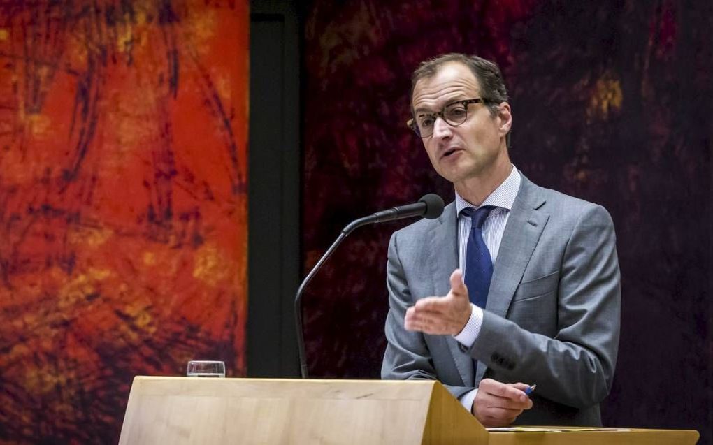 Minister Wiebes tijdens het Kamerdebat over de afbouw van de gaswinning in Groningen. beeld ANP, Lex van Lieshout