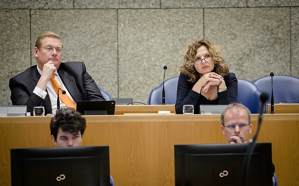 De ministers Van der Steur en Schippers tijdens het debat over het rapport van de commissie-Schnabel. beeld ANP, Bart Maat