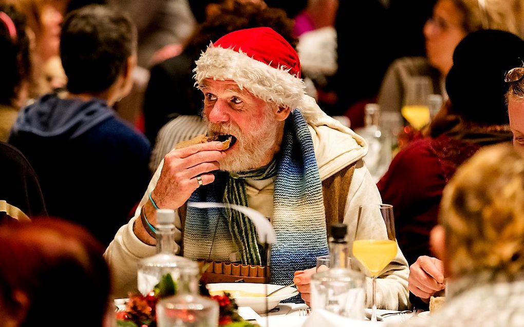 Daklozen en medewerkers van het Leger des Heils zaten vorig jaar samen aan de kerstdis van het Leger des Heils in de Koepelkerk van het Renaissance Amsterdam Hotel. beeld ANP