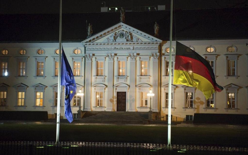 BERLIJN. Bij slot Bellevue, de officiële residentie van de Duitse president, hangen de vlaggen halfstok na het overlijden van Helmut Schmidt. beeld EPA