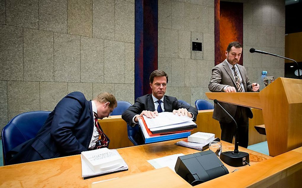 Minister Van der Steur van Veiligheid en Justitie, premier Rutte en staatssecretaris Dijkhoff van Veiligheid en Justitie tijdens het debat over het rapport van de Onderzoekscommissie. Beeld ANP