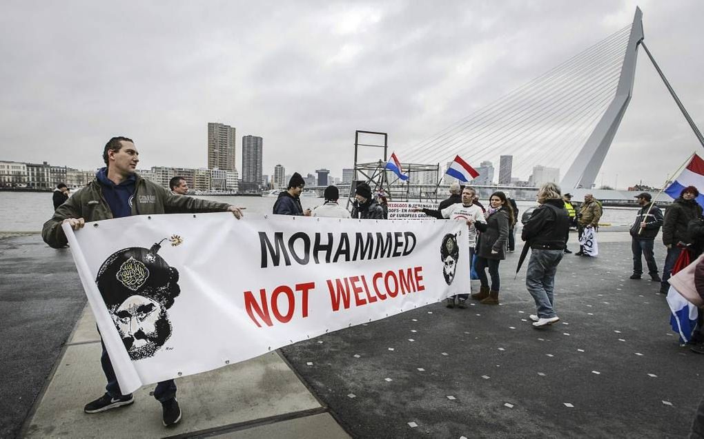 Zo’n honderd aanhangers van de anti-islambeweging Pegida demonstreerden zaterdag op de Wilhelminapier in Rotterdam tegen de islam. beeld ANP