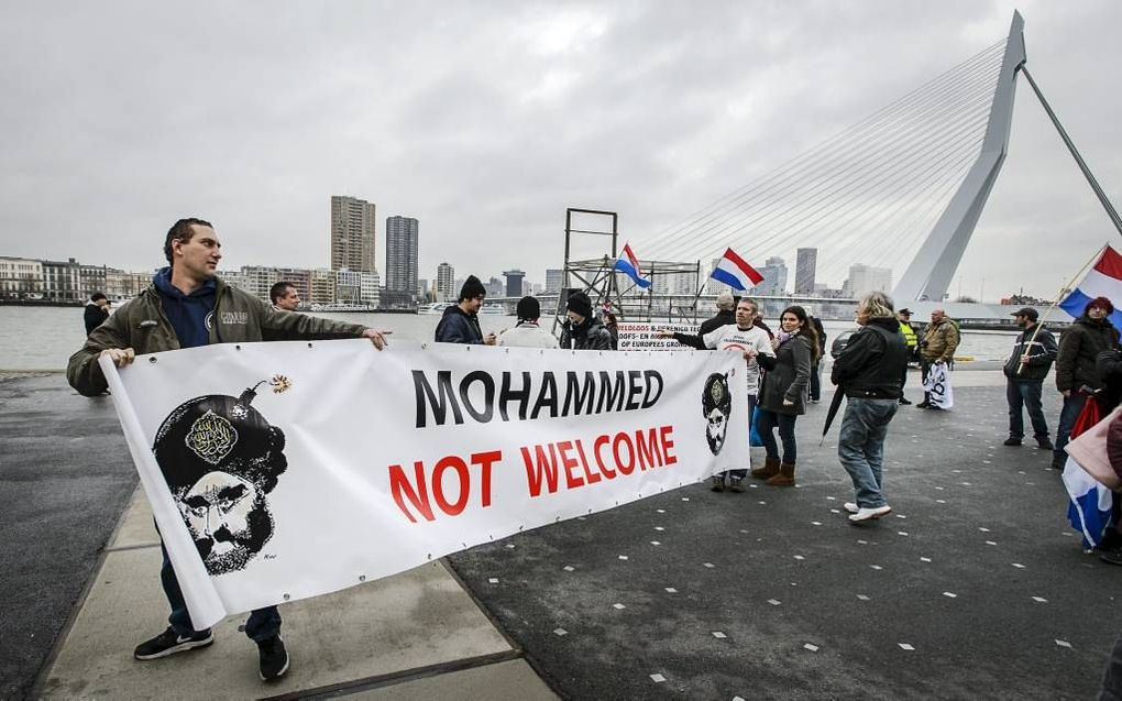 Pegida-aanhangers demonstreren in Rotterdam. Apeldoorn krijgt ze zondag over de vloer. beeld ANP