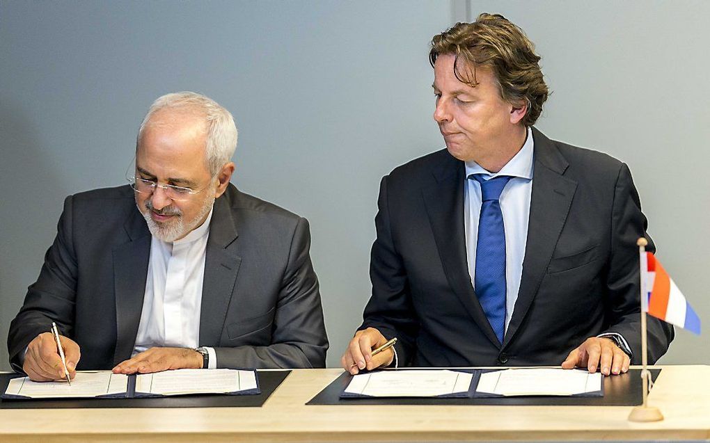 De Iraanse minister van Buitenlandse Zaken Zarif (l.) en zijn Nederlandse collega Koenders hebben donderdag in Den Haag een verklaring ondertekend dat beide landen de banden met elkaar gaan aanhalen. beeld ANP, Jerry Lampen