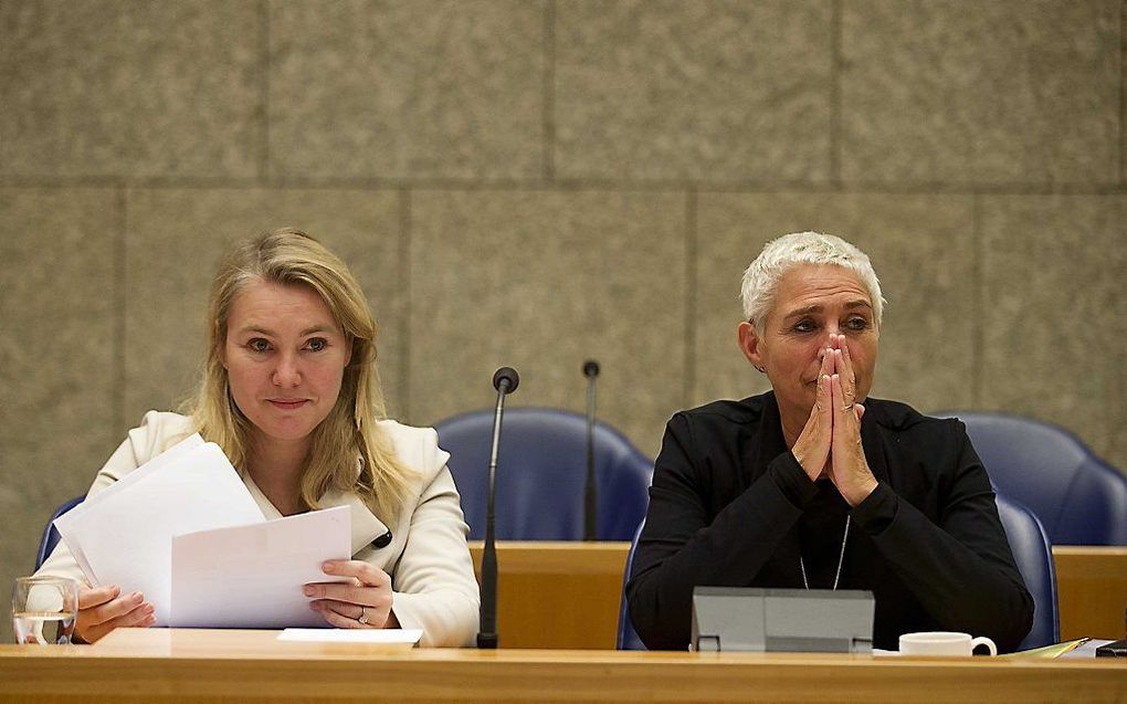 Minister Melanie Schultz van Haegen (L) en staatssecretaris Wilma Mansveld van Infrastructuur en Milieu tijdens een debat in de Tweede Kamer over het rapport ProRail van de Inspectie Leefomgeving en Transport.  Foto ANP