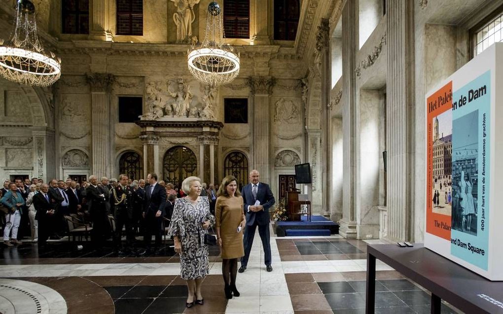 Prinses Beatrix bekeek donderdag onder begeleiding van Marianne van der Zwaag (r.), hoofd educatieve dienst van het Koninklijk Paleis op de Dam, in de Burgerzaal van het paleis de tentoonstelling ”Het Paleis en de Dam, 400 jaar hart van de Amsterdam grach