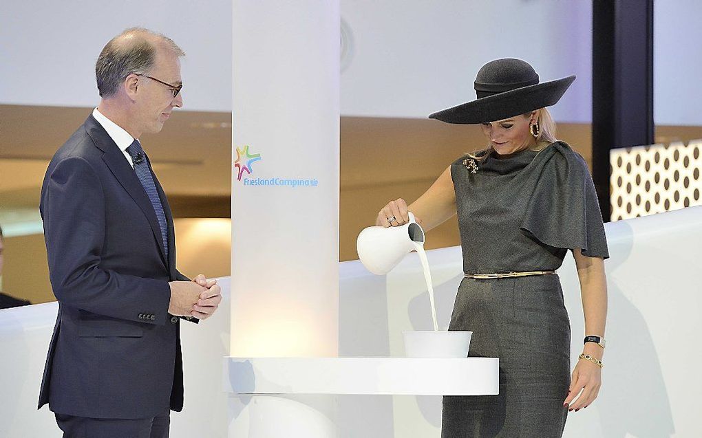 Koningin Máxima, met links CEO FrieslandCampina Cees 't Hart, opent het FrieslandCampina Innovation Centre. Foto ANP