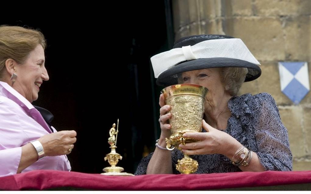 Koningin Beatrix dronk tijdens haar bezoek wegens haar jubileumtoer in 2005 uit de historische pronkbeker van Maximiliaan van Egmond. Na tientallen jaren lobbywerk komt een kopie ervan eindelijk naar Buren. beeld ANP