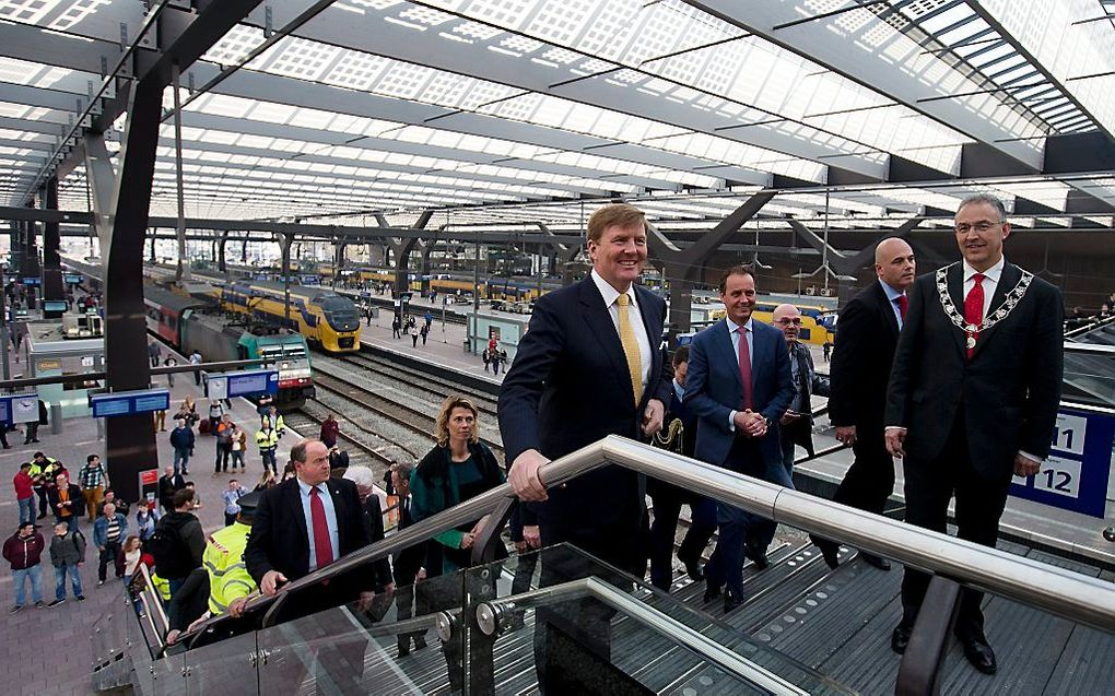 Duizenden mensen waren donderdag getuige van de opening van het nieuwe Centraal Station in Rotterdam door koning Willem-Alexander. De opening werd gevierd met muziek en dans in de centrale hal. beeld ANP