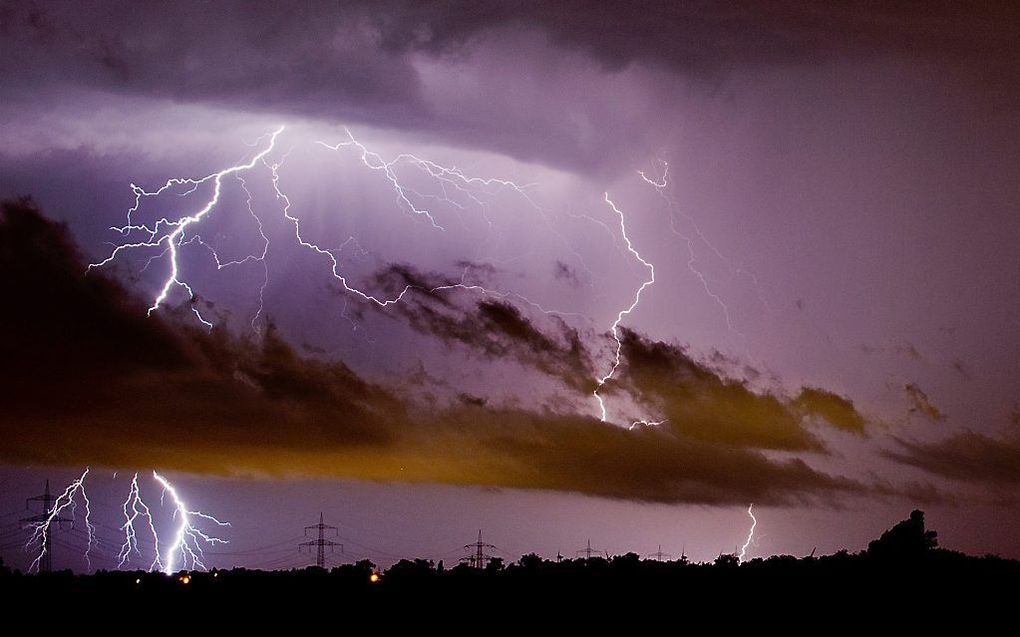 Duitsland kampte maandag en dinsdag met noodweer. Op de foto blikseminslagen in de buurt van Hannover. Foto EPA