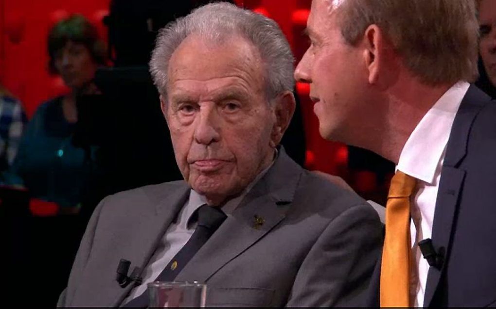 Van der Staaij slaat in een tv-debat een arm om de 95-jarige Jiskoot heen en vertelt hem dat hij waardevol is. beeld DWDD