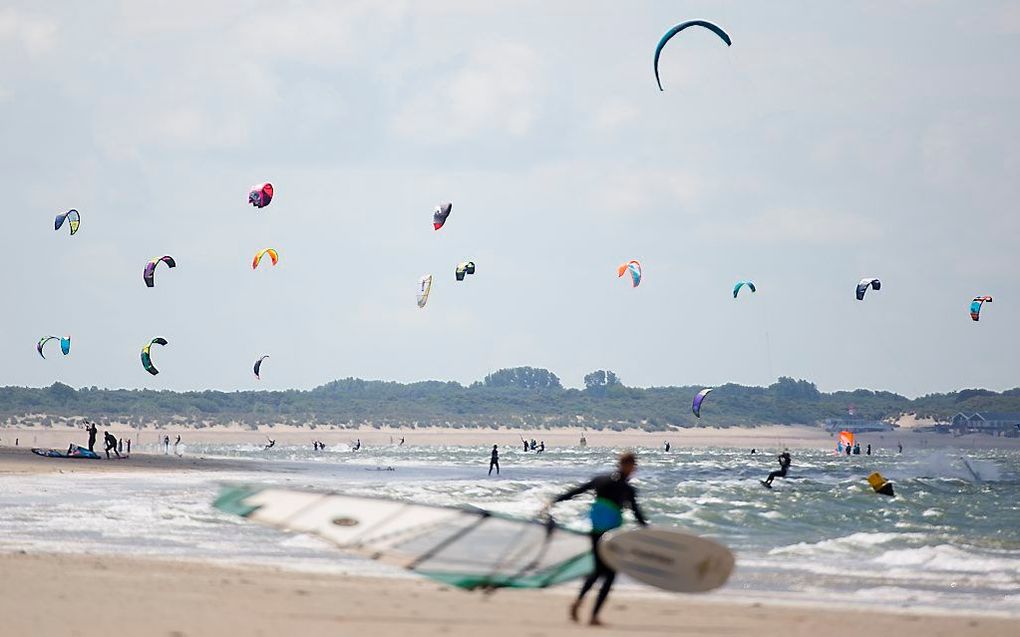 Kitesurfers genoten vorige week van het mooie weer in Zeeland. beeld ANP